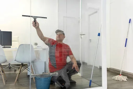 Nettoyage de vitres sur des locaux commerciaux à Aucamville, Toulouse, OX'HYGIENE